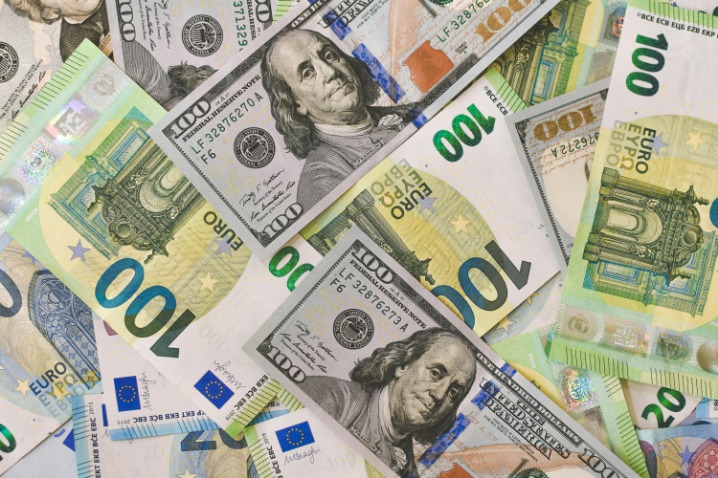 Zimbabwe’s Economy Faces Unprecedented Challenges Amid 100 Trillion Dollar Hyperinflation Crisis